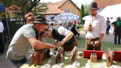 Bild: frd
Auf Verkaufsständen gab es alles, was ein Böllerschützenherz begehrt.