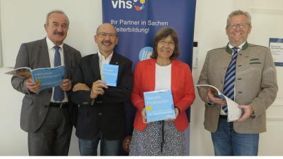 Bild: Hirsch
Vorsitzender Franz-Xaver Huber, die beiden Geschäftsführer Erhard Sailer und Barbara Genzken-Schindller und Oberbürgermeister Andreas Feller (von links) stellten das neue Herbst- und Winterprogramm der Volkshochschule Schwandorf vor.