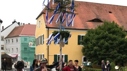 Bild: u
Die Kirwagäste, die am frühen Samstagabend zum Kirwa-Auftakt gekommen waren, machten große Augen, als die Kirwabaum-Truppe mit ihrem Prachtexemplar auf einem Bollerwagen im Schlosshof aufmarschierte – voran die Höidlbrummer Dieter Kohl und Michael Schanderl.