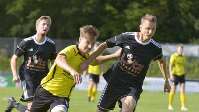 Bild: Ziegler
Moritz Ram (links) stürmte in der vergangenen Saison noch für den FC Amberg, jetzt für den SV Raigering.