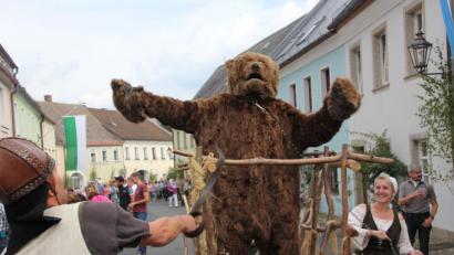 Bild: kro
Auch der Bär darf beim Bärnauer Festzug natürlich nicht fehlen.