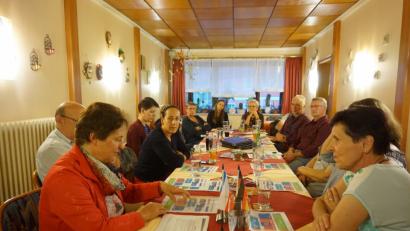 Bild: eib
Rektorin Maria Pfistermeister (links im Vordergrund) und Mirka Šebestová (rechts im Vordergrund), Deutschlehrerin an der Partnerschule in Poběžovice (Ronsperg) erläutern den Stammtischgästen das bayerische und tschechische Schulsystem.