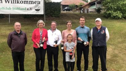 Bild: exb
Von links Herbert Bäuml, Christine Schöner, Thomas Dötsch, Veronika Volmutova und davor Barbara Volmutova sowie Marian Ludwig und Präsident Wolfgang Ries.