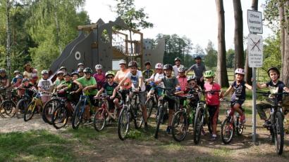 Bild: wro
Ziel der Radtour gemeinsam mit der Jugendbeauftragten Alexandra Hasenfürter (Bildmitte) sind die Schönhaider Waldseen. Dort lockt ein Picknick.