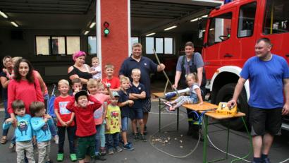 Bild: fpoz
Die Kinder haben viel Spaß beim lehrreichen Ferienprogramm-Beitrag der Feuerwehr Waldershof.