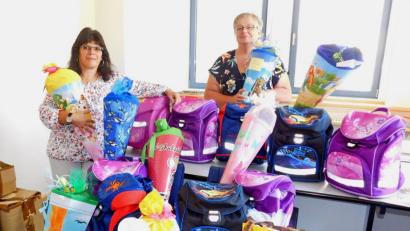 Bild: hai
Dolores Longares-Bäumler von der Caritas Bayreuth und Heidi Lauterbach vom Sozialamt Speichersdorf (rechts) füllen für Kinder aus Familien in Not wieder Schultüten.