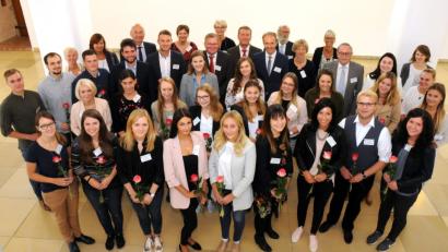 Bild: Stephan Huber
Auch für sie geht die Schule wieder los: 26 Lehramtsanwärter werden im König-Ruprecht-Saal vereidigt. Sie treten schon an diesem Dienstag ihren Dienst an verschiedenen Schulen in Amberg und im Landkreis an.