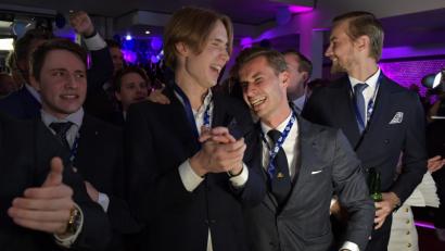 Bild: Anders Wiklund TT News Agency/AP/dpa
Wahlparty der jungen Schwedendemokraten: Die Nationalisten fuhren nach ersten Prognosen das beste Ergebnis ihrer Geschichte ein und wurden zweitstärkste Partei.