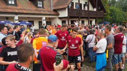 Bild: ref
Schon der Weg zum Aufwärmen führte die Club-Spieler (in der Mitte Alexander Fuchs gefolgt von Patrick Erras) durch ein Spalier aus Oberpfälzer Fans.