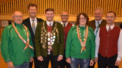 Bild: jr
Neue Schützenkönige proklamierte der Schützenverein „Eichenlaub“ Königshütte. Im Bild die neuen Regenten (von links) mit dem scheidenden Schützenkönig Michael Seitz, Gauschützenmeister Manfred Zölch, Schützenkönig Peter Härtl, Vorsitzendem Eberhard Kirchner, Jungschützenkönig Maximilian Dietz, Bürgermeister Johann Burger und Sportleiter Thorsten Härtl.