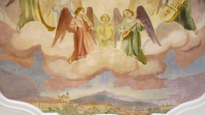 Bild: cog
Das Deckengemälde in St. Anna zeigt eine Stadtansicht von Sulzbach-Rosenberg, man erkennt sogar die rauchenden Schlote der Maxhütte (rechts unten).