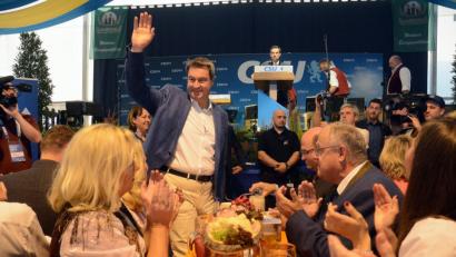 Bild: Gabriele Schönberger
Rund 2000 Besucher bereiten Ministerpräsident Markus Söder einen warmen Empfang im Weidener Festzelt. Am Rednerpult: Landtagskandidat Stephan Oetzinger, der die Zuhörer begrüßt.