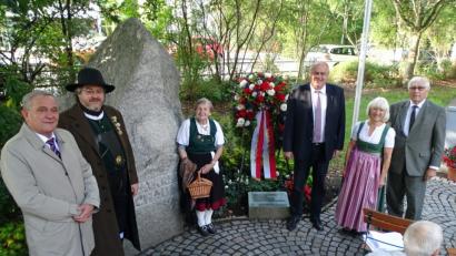 Bild: Dobmeier
Im Rahmen des 31. Tachauer Heimatkreistreffens steht das Totengedenken am Gedenkstein in der Kurt-Schumacher-Anlage am Sonntag auf dem Programm. Von rechts: Wolf-Dieter Hamperl, Annemarie Beer, Bürgermeister Lothar Höher, in Tracht Annemarie Heilmann und Stefan Kapusta und Oberbürgermeister Kurt Seggewiß.