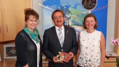Bild: njn
Eine der ersten frisch gepressten CDs des Zitherclubs überreichten Vorsitzende Heidi Banzer (links) und Leiterin Veronika Hille an Bürgermeister Hans Donko.