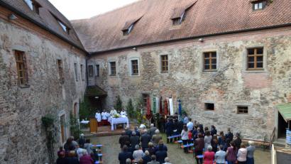Bild: gi
Pfarrer Josef Most hielt den Festgottesdienst zum Abschluss der 30-jährigen Restaurierungsarbeiten.