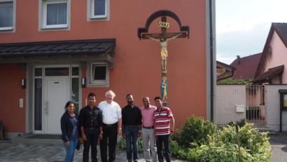 Bild: gz
Pfarrer Erwin Bauer (Dritter von links) begrüßt den neuen Pfarrvikar Bivin Plapparambil (Zweiter von links) mit Freunden in Eslarn.