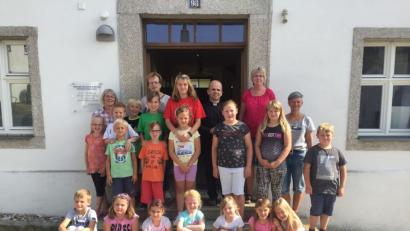 Bild: exb
Die 18 teilnehmenden Kinder beim Ferienprogramm, mit im Bild Pfarrer Maierhofer (hinten, Zweiter von rechts).