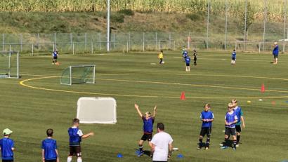 Bild: Thomas Graml (gth)
45 Nachwuchskicker am Fuße des Mariahilfbergs.