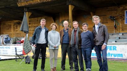 Bild: Gerhard Götz
Anna Maria Sturm (Zweite von links) aus Schwandorf spielt im Film "Wackersdorf" über den Kampf der Bürger gegen den Bau der WAA mit. Am 20. September kommt der Streifen in die Kinos.



Gerhard Götz

Fotojournalist

Wackersdorf

Phone: +49 171 3392192

gerhard@photo-goetz.de