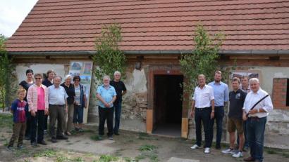 Bild: jr
Stadtheimatpfleger Eberhard Polland (rechts) hatte seinen „Dudldudl“ mitgebracht, aus dem anno 1850 jeden Morgen ein Hirte eine Melodie pustete. Noch mit dabei waren (von rechts) Ortssprecher Johann Schmid, Vereinsvorsitzender Johannes Bäuml, Ludwig Bundscherer (Tourist-Info) und 3. Bürgermeister Norbert Schuller. Links im Bild einige Besucher, die Interesse für die Geschichte des „Hirthäusl“ zeigten.