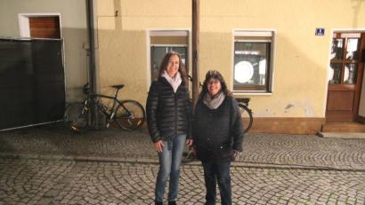 Bild: sne
Kornelia Bauer (links) und Dolores Longares-Bäumler vor ihrer Verwandlung in hebräische Kriegsgefangene.