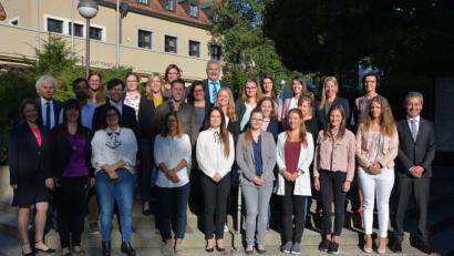 Bild: jr
Für 22 neue Lehrer begann der Dienst im Schulamtsbezirk Tirschenreuth. Zwölf Lehrer wurden von Landrat Wolfgang Lippert (links) vereidigt, vier Lehrer legten das Gelöbnis ab.Willkommen geheißen wurden sie von Leitendem Schulamtsdirektor Rudolf Kunz (rechts), Schulrätin Martina Puff (links) und Personalratsvorsitzendem Wilhelm Trisl (Mitte oben).