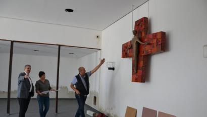 Bild: ck
Bürgermeister Andreas Wutzlhofer, Kirchenmalerin Monika Müllner und Außendienstleiter Karl Frey (von links) suchen die Wand- und Deckenfarben für das das Leichenhaus aus. Die Modernisierungsmaßnahme wird rund 100 000 Euro kosten.