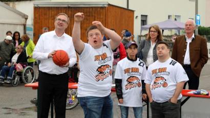 Bild: Götz
Alexander Flierl (links) mischt sich beim Inklusionsfest unter die "Schwandorf Tigers" mit Alex Harrieder, Tobias Weiß und Michael Gotz und riskiert auch mal einen Korbwurf.