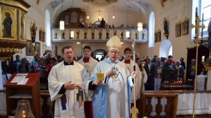 Bild: swo
Die Kirche war wieder gut besucht – auch bei diesem Gottesdienst auf dem Mausberg feierten die meisten Gläubigen draußen mit. Abt Gregor Zippel aus der Abtei Rohr hielt die Festpredigt.