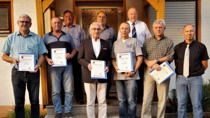 Bild: arw
Sie sind seit Jahren treue Mitglieder: Max Peter, Wilhelm Hirsch, Oskar Schwarz, Albert Brandt, Wolfgang Fürnrohr, stellvertretender Bezirksvorsitzender Manfred Zettl (vorne, von links). Stellvertretender Kreisvorsitzender Siegfried Woppmann, Vorsitzender Engelbert Eckart und Organisationsleiter Günter Bogner (hinten, von links) ehren die Reservisten.