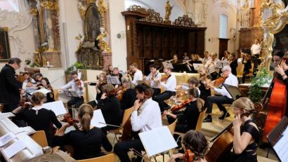 Bild: Robert Dotzauer
Mehr als 50 Musiker des „Ostbayerischen Jugendorchesters“ begeistern unter Leitung von Walter Schreiber in der Klosterkirche unter dem Titel „OJO meets Beethoven“ mit einem grandiosen Sinfoniekonzert.