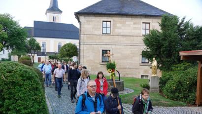 Bild: bkr
Peter Erhart, seine Frau Christina und Rita König führen die Wallfahrer von Kulmain (Bild) über Oberwappenöst, Dechantsees und Hohenhard nach Fuchsmühl.