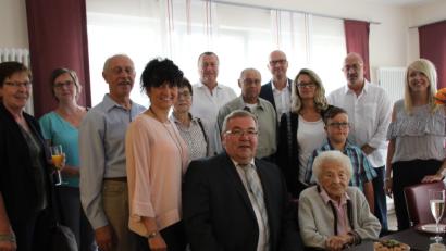 Bild: ads
Mit ihrer Familie feierte Maria Meier (vorne rechts) am Wochenende ihren 100. Geburtstag. Die Leiterin des Hauses Evergreen, Annett Schmerbauch, gratulierte ebenso wie Bürgermeister Sepp Reindl (vorne, von links).