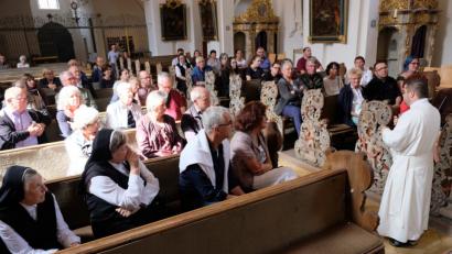 Bild: do
Auf großes Interesse stoßen beim „Denkmaltag“ Informationen der Klostergemeinschaft über die geschichtliche Entwicklung des Klosters, die Raumausstattung der Klosterkirche und über das Zukunftsprojekt der Internationalen Begegnungsstätte.