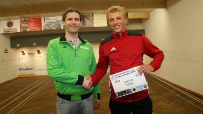 Bild: wro
Schützenmeister Klaus Herneczky (links) gratuliert Fabian Stock: Der Wiesauer Nachwuchsschütze belegte bei den deutschen Meisterschaften Platz 47.