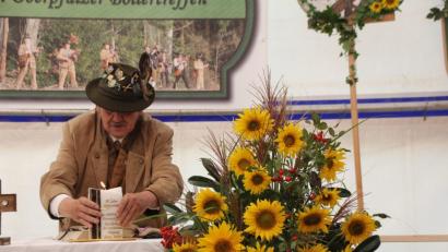 Bild: frd
Der „Gründungsvater“ der Pirkhofer Böllerschützen, Ehrenschützenmeister“ Karl Fleißer, zündete für die bereits verstorbenen Mitglieder der Almenrauschschützen Pirkhof am Altar eine Kerze an.