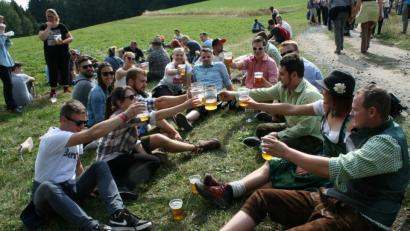 Bild: roh
Zum Wohl! Junge Teilnehmer des Friedenfelser Bierwandertags genießen Freibier und die herrliche Sonne.