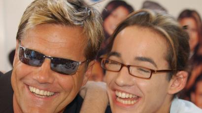 Bild: Boris Roessler
An der Schulter seines Mentors Dieter Bohlen (l) lacht Daniel Küblböck zu Beginn einer Pressekonferenz. Foto: Boris Roessler/Archiv