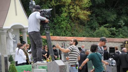 Bild: mp
Anfang August des vergangenen Jahres wurde unter anderem auf dem Friedhof in Seebarn für die ZDF-Serie "Die Protokollantin" gedreht. Das fertige Ergebnis wird den Fernsehzuschauern ab 20. Oktober präsentiert.