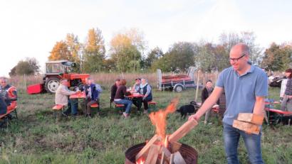 Bild: adj
Viel Spaß hatte der Vorsitzende der Freien Wähler und Gemeinderat beim schüren des Feuers beim Wiesenfest.