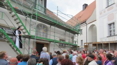 Bild: kgg
Viele Interessierte informierten sich am "Tag des offenen Denkmals" über die Sanierungsarbeiten im Mühlenviertel-Areal des Klosters. Äbtissin Laetitia Fech erläuterte von erhöhter Position aus die Einzelheiten.