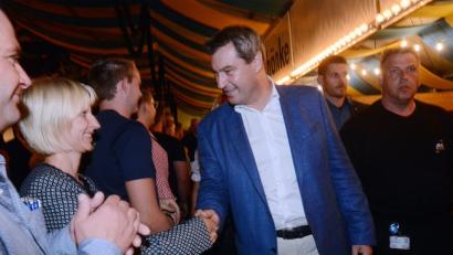 Bild: Gabi Schönberger
Grüß Gott, Herr Söder. Im Weidener Festzelt erleben die Besucher einen Ministerpräsidenten „zum Anfassen“. Aufhorchen lässt er mit der Ankündigung von weiteren Behördenverlagerungen in die Region.