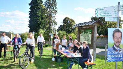Bild: bey
Landtagskandidat Stephan Oetzinger (Mitte) sowie die Bezirkstagskandidatinnen Andrea Lang (Drittevon rechts) und Dagmar Nachtigall (Zweite von rechts) strampeln sich im Wahlkampf regelrecht ab.