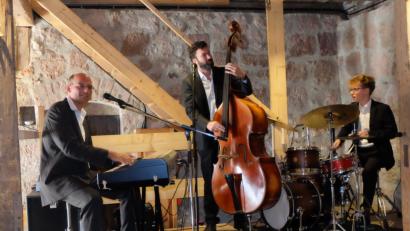 Bild: lr
Boogie Woogie in Reinkultur: Jens Wimmer (Piano), Alex Spengler (Kontrabass) und Florian Fischer (Schlagzeug) bilden ein perfekt eingespieltes Trio. Gute Laune und Spaß an der Musik sind garantiert.