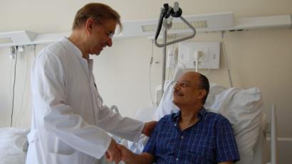 Bild:  Klinikum/Uschold
Chefarzt Dr. Hischam Bassiouni bei der Visite des Patienten Dr. Hisham El-Hizzawi.