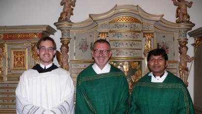 Bild: kgg
Von links Frater Gregor Schuller, Stadtpfarrer Thomas Vogl und Pfarrvikar John Gali.