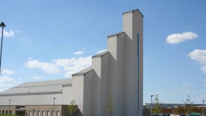 Bild: gpa
Von außen ein eher schmuckloser Bau, dient die „Netzaberg-Chapel“ allen im amerikanischen Militär vertretenen Konfessionen als Gottesdienstraum, erfahren die Rentner- und Pensionisten bei der Führung durch das Kircheninnere, das bis zu 600 Gläubigen Platz bietet, ein abgetrennter Raum für Begegnungen zur Verfügung steht und weitere Räume individuell nutzbar sind.