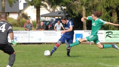 Bild: gb
Die SpVgg Windischeschenbach und der FC Weiden-Ost II trennten sich am Sonntag 2:2. Hier zieht SpVgg-Akteur Maximilian Bäumler (blaues Trikot) ab, Franziskus Sichert versucht vergeblich, den Schuss abzublocken. Links Ost-Torwart Fabian Gersing.