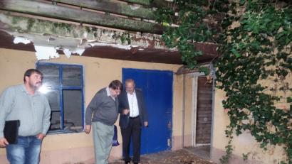 Bild: jml
Das 1858 erbaute Geburtshaus des Komponisten und Musiklehrers Anton Beer-Walbrunn befindet sich in einem bedenklichen Zustand. Bürgermeister Rudolf Götz und die Markträte Reinhard Ponitz und Christian Lehner (von rechts) müssen mit ihren Marktratskollegen über das weitere Schicksal des Gebäudes entscheiden.