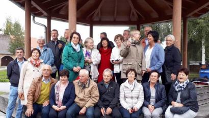 Bild: jzk
Am Pavillon auf dem Eisweihergelände versammeln sich die Teilnehmer der Jahrgänge 1947/48 zu einem Erinnerungsfoto.